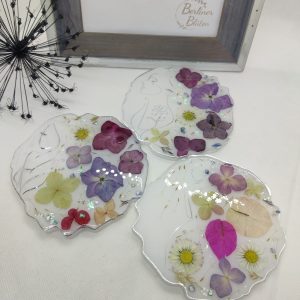 wei&szlig;e Untersetzer mit Blumen